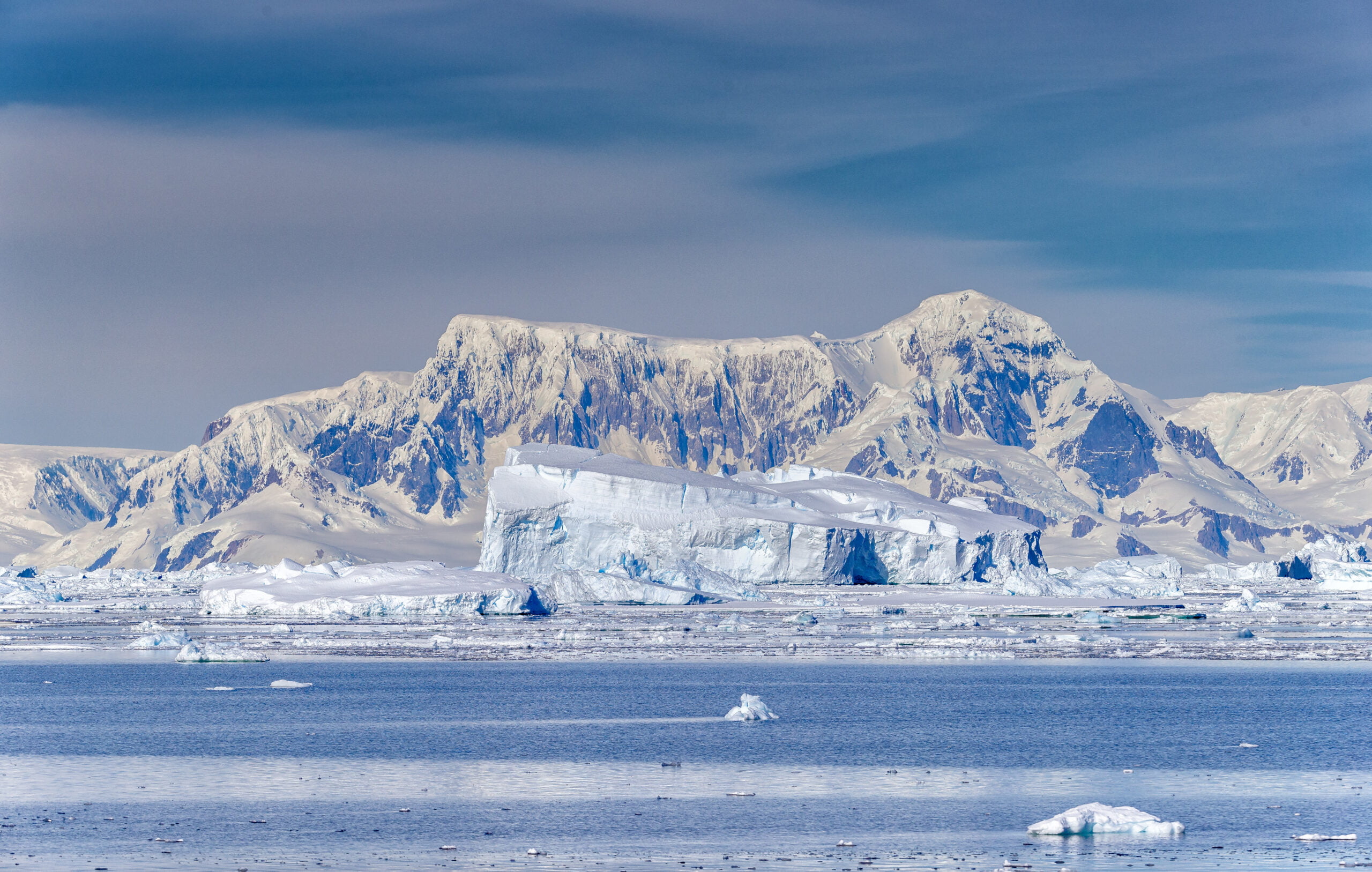 Images of ice bergs in Antartica